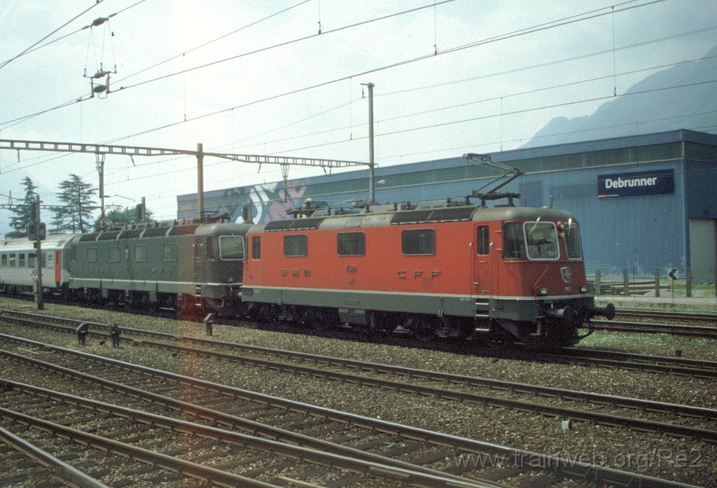 0821-0018.jpg - Re 4/4" 11383 + Re 6/6 11682 "Pfäffikon SZ" / Giubiasco 26.8.2000