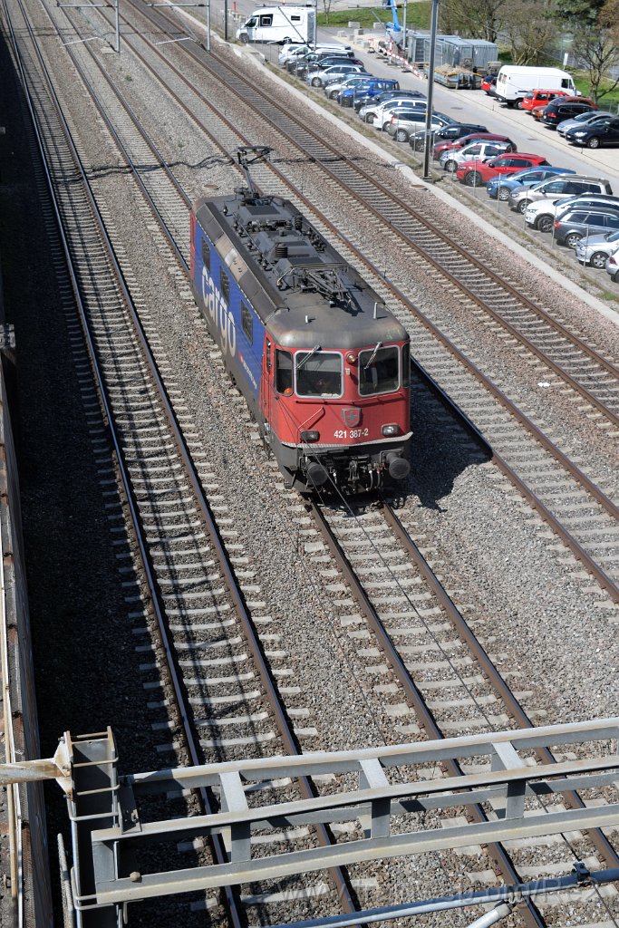 3853-0038-040416.jpg - SBBC Re 421.387-2 (Re 91 85 4 421 387-2 CH-SBBC) / Zürich-Mülligen (Hermetschloobrücke) 4.4.2016