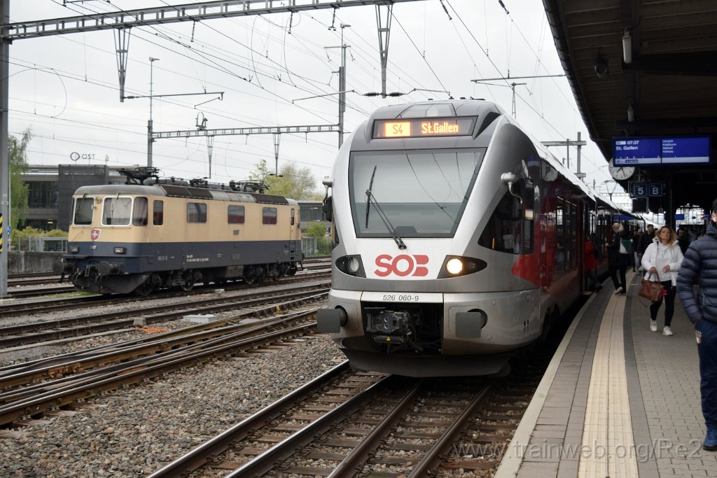 9056-0016-190424.jpg - IRSI Re 421.387-2 / Re 4/4'' 11387 (Re 91 85 4 421 387-2 CH-IRSI) + SOB RABe 526.060-9 ''Hundwiler Höhi'' (RABe 94 85 7 526 060-9 CH-SOB) / Rapperswil 19.4.2024