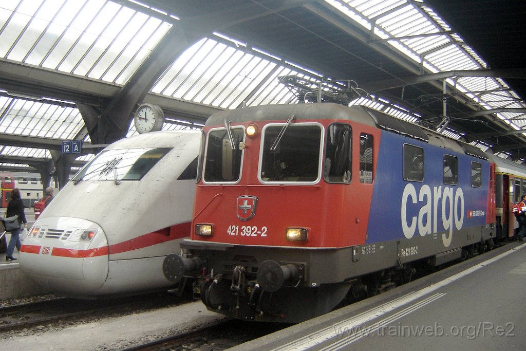 1135-0019-231205.jpg - SBBC Re 421.392-2 + DBAG ICE 401.580-6 / Zürich HB 23.12.2005