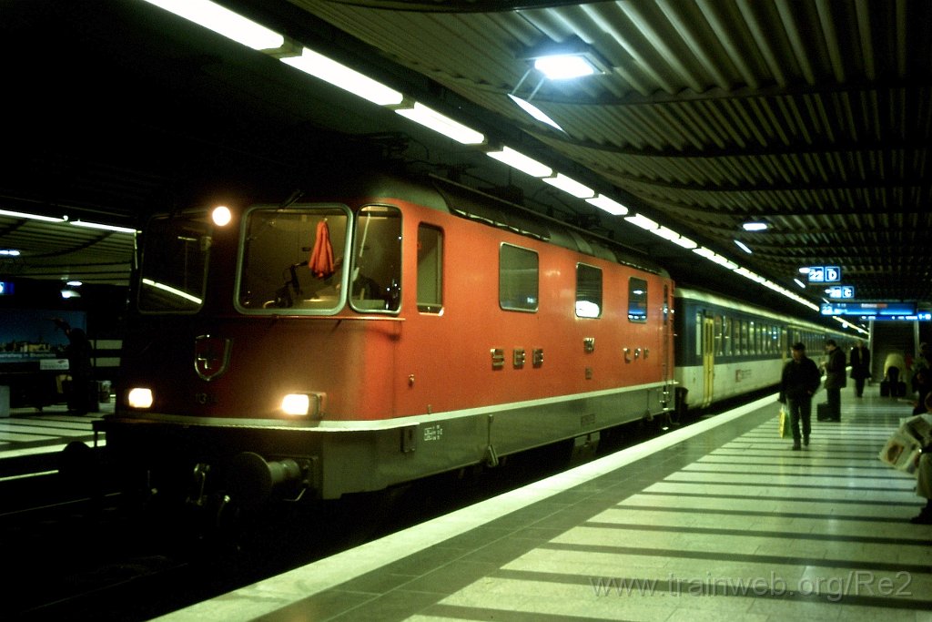 0800-0014.jpg - SBB-CFF Re 4/4'' 11394 / Zürich HB (Museumstrasse) 23.3.2000