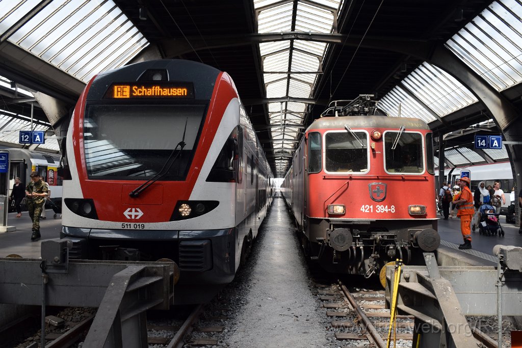 4005-0028-110716.jpg - SBB-CFF RABe 511.019 / Bt 94 85 1 511.019-5 (94 85 0 511 019-7 CH-SBB) + SBBC Re 421.394-8 (Re 91 85 4 421 394-8 CH-SBBC) / Zürich HB 11.7.2016