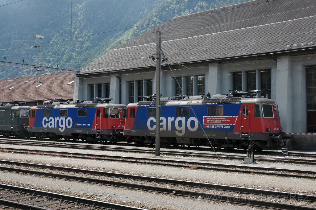 2841-0040-150613.jpg - SBBC Re 421.395-5 ''Suche Mieter oder Käufer'' (Re 91 85 4 421 395-5 CH-SBBC) + SBBC Re 421.380-7 (Re 91 85 4 421 380-7 CH-SBBC) / Erstfeld (Dépot) 15.6.2013