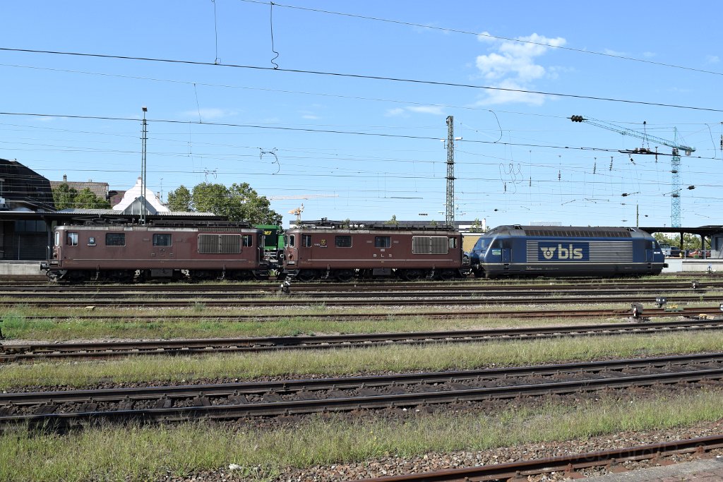 3665-0046-310815.jpg - BLS Re 4/4 172 "Eggerberg" + Re 4/4 180 "Neuchâtel" + Re 465.011-5 "Wiesenberg" / Basel Badische Bahnhof 31.8.2015