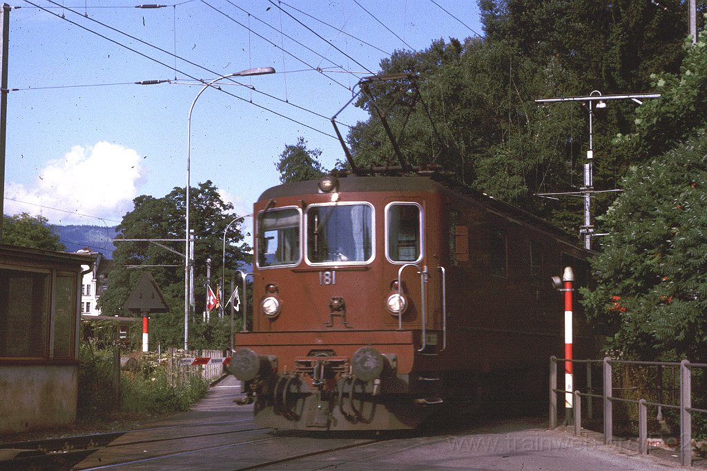 0109-0037.jpg - BLS Re 4/4 181 "Interlaken" / Interlaken-Ost 1.8.1985