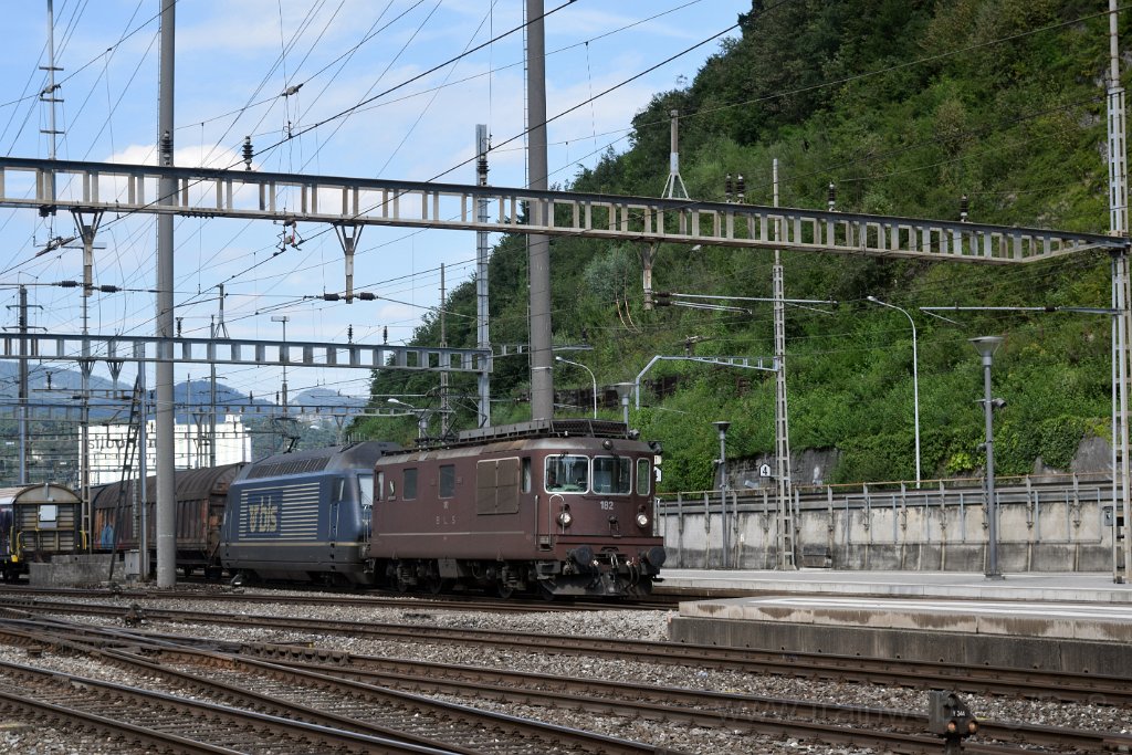4071-0041-030816.jpg - BLS Re 4/4 182 "Kandergrund" + Re 465.012-3 "Euro Tunnel" / Olten 3.8.2016