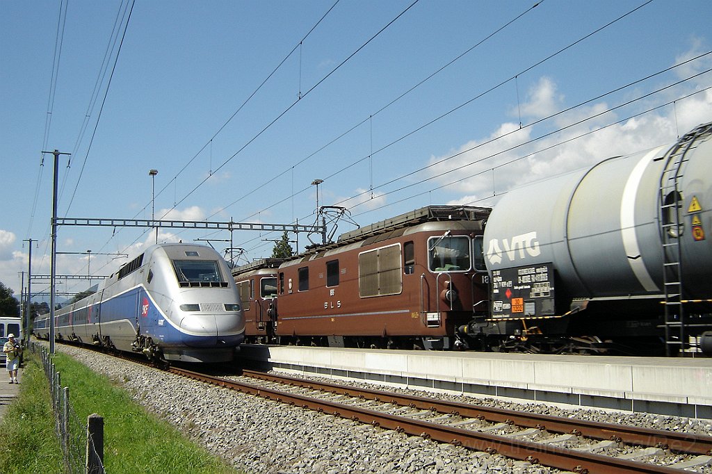 1210-0049-230806.jpg - BLS Re 4/4 188 "Naters" + SNCF TGV 384.001 / Grenchen-Süd 23.8.2006