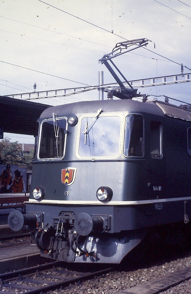 0131-0006s.jpg - SMB Re 4/4''' 181 "Lebern Amt" / Solothurn 21.8.1986