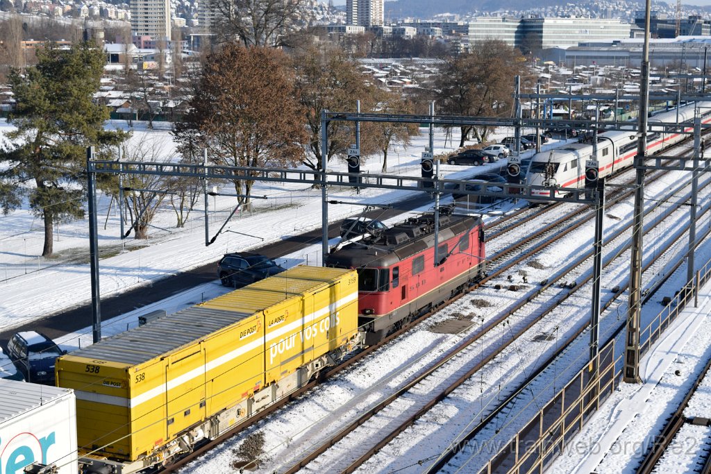 4329-0042-060117.jpg - DBAG ICE 401.087-2 ''Mühldorf am Inn'' + SBB-CFF Re 4/4'' 11258 / Zürich-Mülligen (Hermetschloobrücke) 6.1.2017