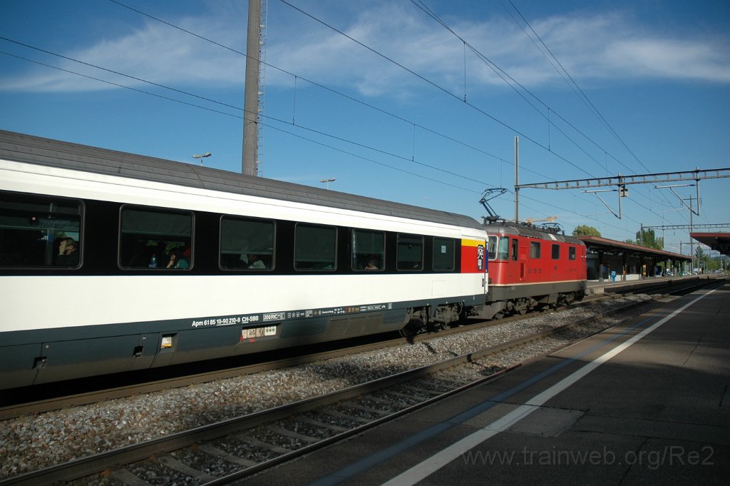 2438-0048-140612.jpg - Re 4/4" 11208 / Oberglatt 14.6.2012