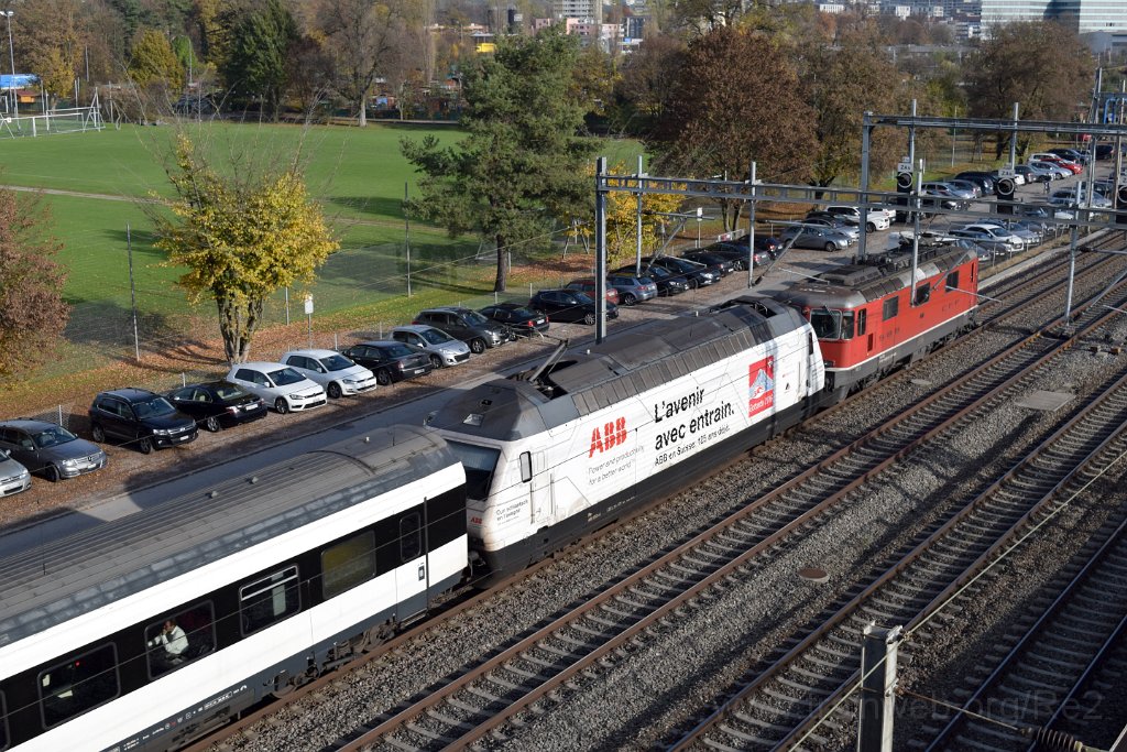 4271-0039-151116.jpg - Re 460.052-4 "Eigenamt" + Re 4/4" 11111 (Re 420.111-7) / Zürich-Mülligen (Hermetschloobrücke) 15.11.2016