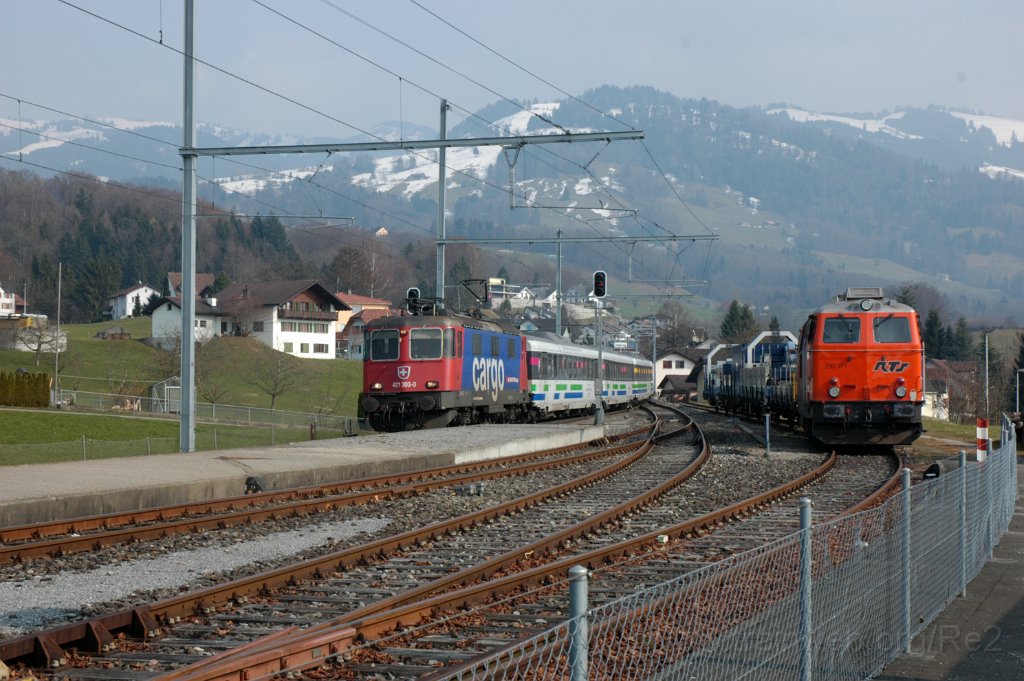 3511-0014-140315.jpg - RTS 2143.077 + Re 421.393-0 / Kaltbrunn 14.3.2015