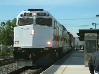 Metrolink Locomotive 800 leads train to Industry