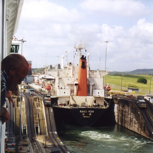 Panama Canal - Grade between Locks