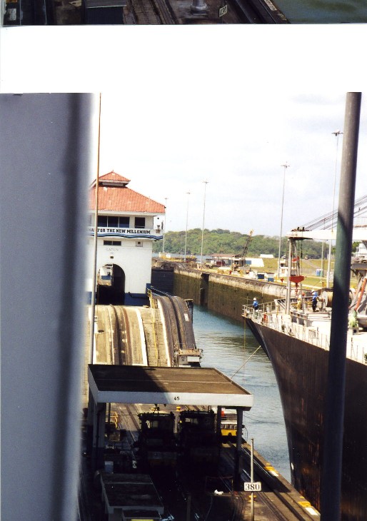 Panama Canal - Grade between Locks