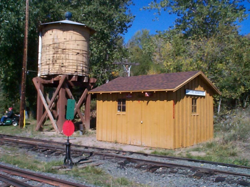 NO AGUA Waiting Shed & Tank
