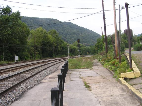 Hinton, WV AMTRAK Train Station west view.JPG