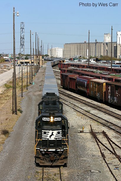 Roadrailers arriving at Saginaw, TX