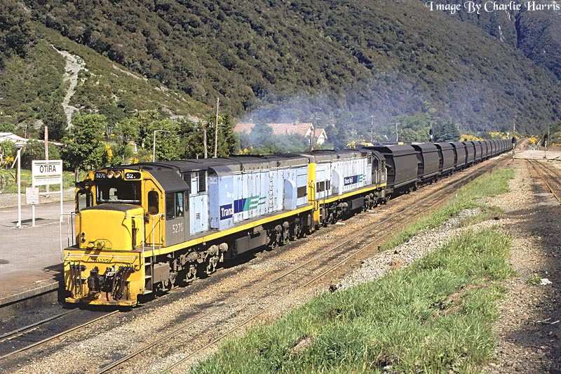 DX 5270 and DX 5391 at Otira, 12 November 2001: Image by Charlie Harris