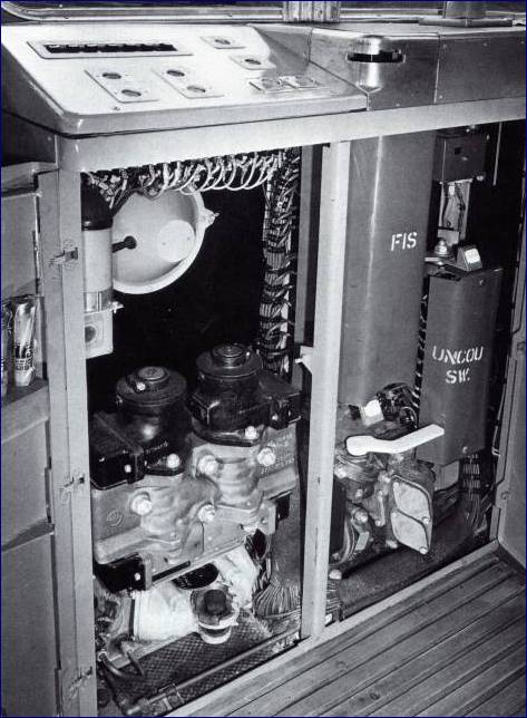 67 TS orig offside console interior.jpg (56815 bytes)