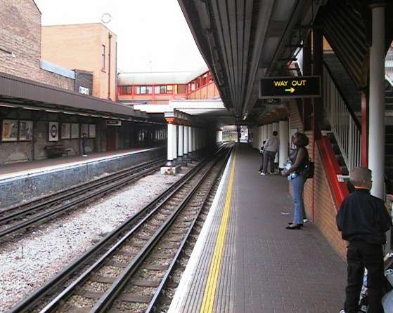 Surrey Quays track.jpg (39257 bytes)