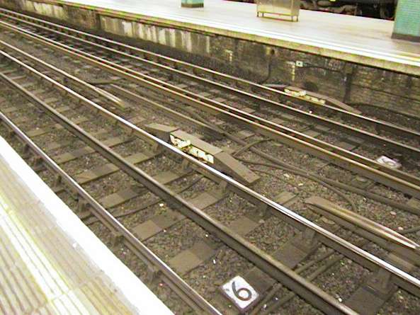 Trainstop & Stopping mark.JPG (47522 bytes)