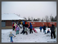 �2008 Robert Snyder - A snow fort hill gets the energy out of the kids. (10K) Click to ENLARGE (100K)