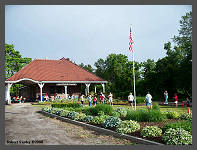 (c)2008 Robert Snyder - Our members enjoy a beautiful day in the lush gardens. (10K) - CLICK to Enlarge (80K)