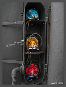 Inside the the three light head unit. (c)2008 smph50 (10K) - CLICK to Enlarge (90K)