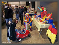 Skittles the Clown makes another balloon work of art! &copy;2009 Robert Snyder - Click to Enlarge (10K)-(70K)