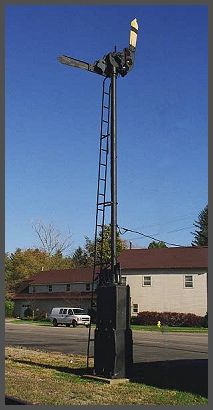 (c)2005 smph50 - Erie Railroad Semaphore at Eden, NY Depot. (50K)