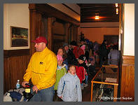 �2006 Robert Snyder - The entire family showed up to see Santa! (10K) Click to ENLARGE (70K)