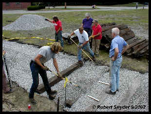 Manual spreading of ballast (15K)
