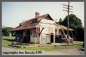 West end of waiting room wall. ©Joe Kocsis 1999 (21K)