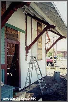 North Waiting Room Wall. ©Joe Kocsis 1999 (22K)